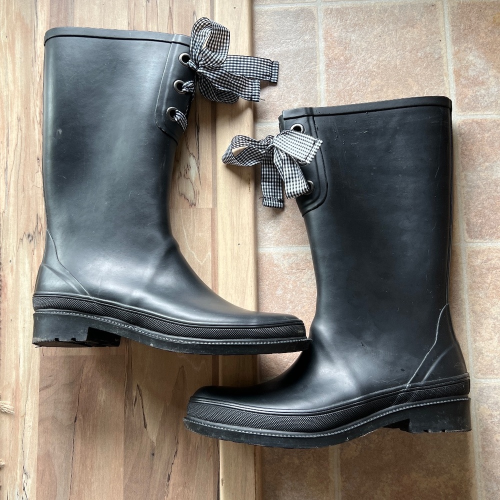 SUPER CUTE J. Crew rain boots with checked bows!